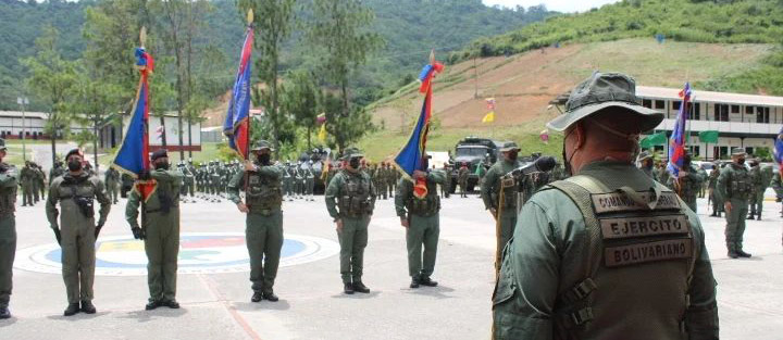 Alocucin del Comandante General del Ejrcito Bolivariano al personal militar encuadrado en formacin durante el acto castrense. (Foto: Ejrcito Bolivariano)